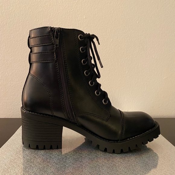 NWOT Women’s Madden Boots - Picture 3 of 5